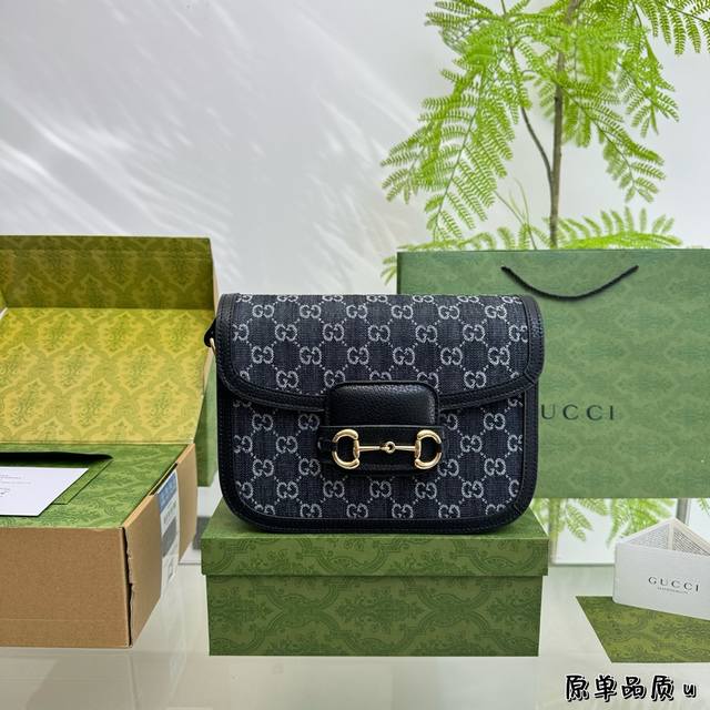 全套包装 Gucci 1995马鞍包 我的一见钟情 真的好好看！又复古又时髦反正我已经忍不住了！哪怕背个几十年依旧复古依旧时髦！绝对的超级爆款！也是倪妮最新街拍
