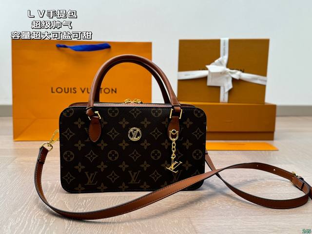 Lv 手提包,超级帅气的包,背上去就是这条街回头率最高的妞,逛街购物就可以背它,买的东西统统装里面,出差的时候也可以背它,配衣服是很a的!尺寸:27 16 Lv 手提包,超级帅气的包,背上去就是这条街回头率最高的妞,逛街购物就可以背它,买的东西统统装里面,出差的时候也可以背它,配衣服是很a的!尺寸:27 16