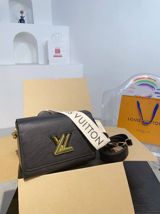 折叠礼盒 Lv 新款 限定 Twist 水波纹 纽扣 最新最火款twist Denim 出货了 呈现新古典 Twist 中号手袋。造就聚焦设计：翻盖的超值 明快