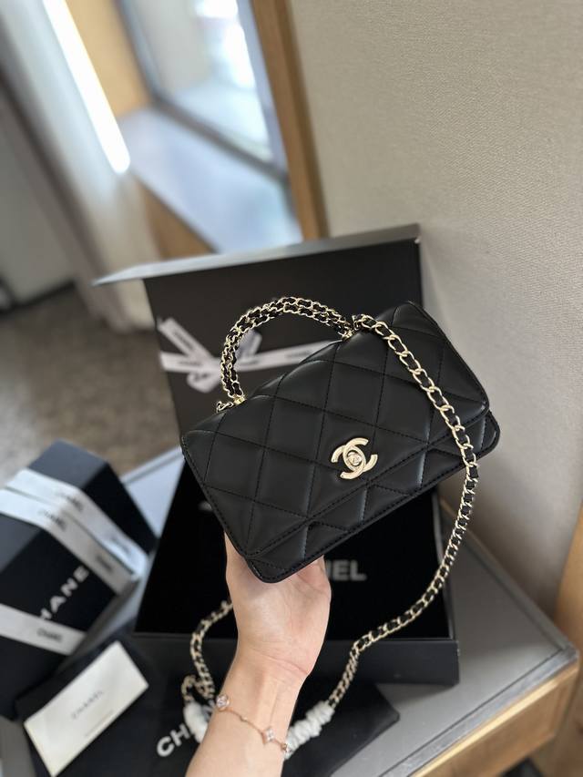 折叠礼盒官网飞机盒” Chanel 香奈儿 新款手柄发财包 绝美 实物比照片好看，在树脂的手柄和镂空的中间选择了这 款镂空，因为树脂的还是怕氧化和碰碎，这款好绝