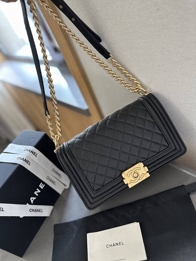 头层牛皮 “折叠礼盒官网飞机盒” Chanel Leboy24Ss新品！跟cf相比 Le Boy 更多的是硬气，也更为年轻化，更好搭配，包身牛皮品质，融合2.5