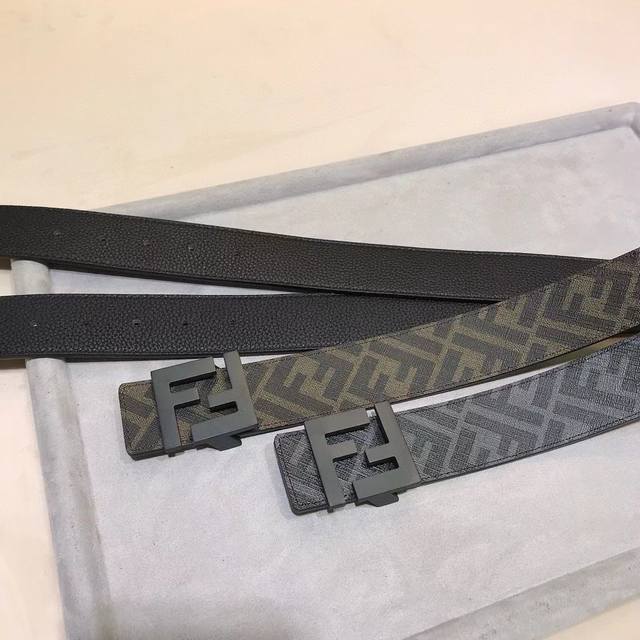 芬迪fendi原单品质，标志造型宽皮带，原版钢扣双层铆钉扣，进口原版老花斜纹配制荔枝纹牛皮制成，双面可用 百搭款式，镀金表面金属制品，品质保证，宽度3.8Cm