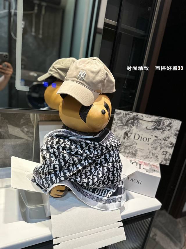 礼盒包装 Dior 新款丝巾这季的新款丝巾，真的是用心了呢！触感真的能感觉到春日阳光般的温暖...