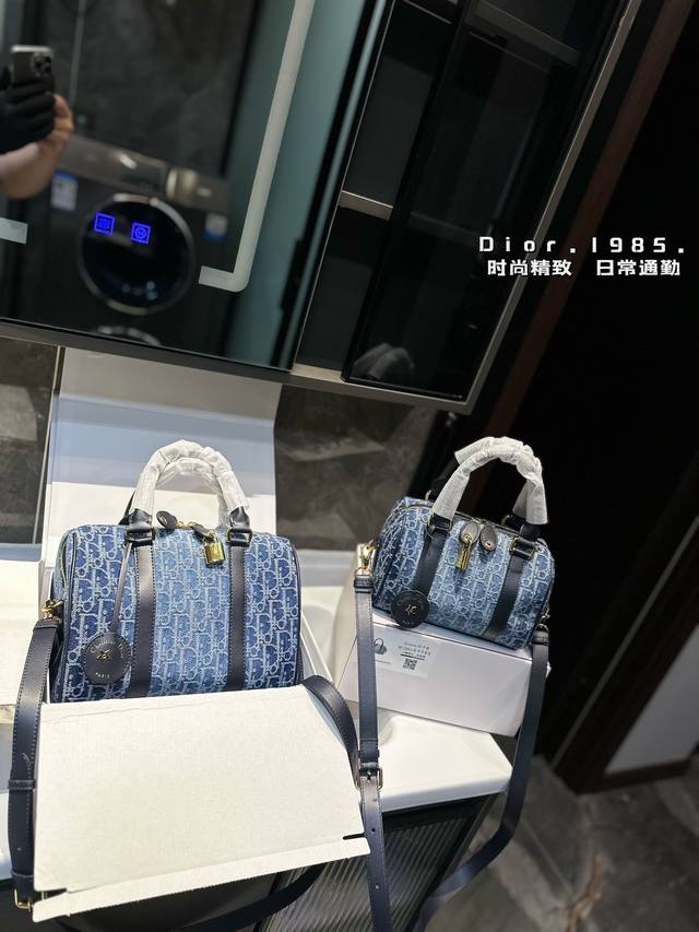 礼盒包装 Dior 迪奥 Groove 幸运星菱格保龄球包 精心制作，质感非常棒！搭配同色调皮革细节，让整个包包看起来更加高级。而且，包包上还点缀了别具一格的皮