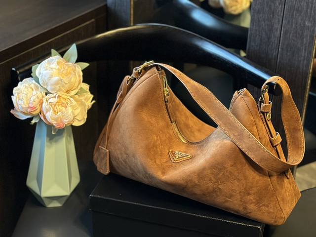 麂皮 普拉达prada 腋下包 可爱到不行！凭实力圈粉 简约又不失高级 背上就是时髦精女孩～L～ 尺寸39 20