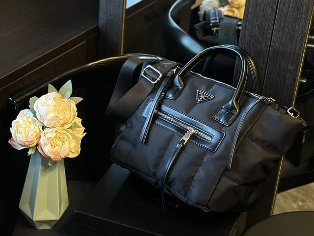 普拉达prada 托特包 材质耐造耐磨 设计简约 包身轻便 日常造不心疼 黑色万年长青款 上身酷！时髦l！ 尺寸：28 23