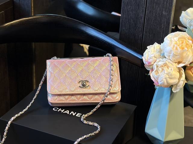原版皮 折叠礼盒 Chanel 人鱼姬 镭射渐变发财包 还没上新时候就一眼看中了，颜色很特别，渐变金属粉。链条很美很有分量！容量很大 背在身上做搭配也很好看哦f