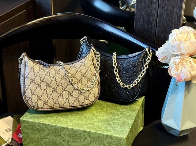 礼盒包装 Gucci 腋下包 背在腋下不大不小 不光有可人外表 空间也很喜人 更是百搭 一年四季都好背 让你秒变时髦精w！尺寸：21 12