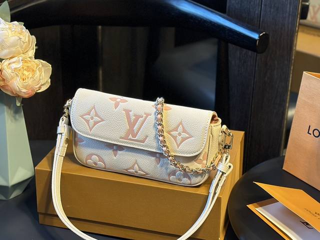 原版牛皮 折叠礼盒 Lv 2024 新品 奶呼呼的ivy！巨值得！！！质感太好了，面料可耐造，这种包包就是时髦又有范！干净利落！ 重点是境外货 你背出去不会尴尬