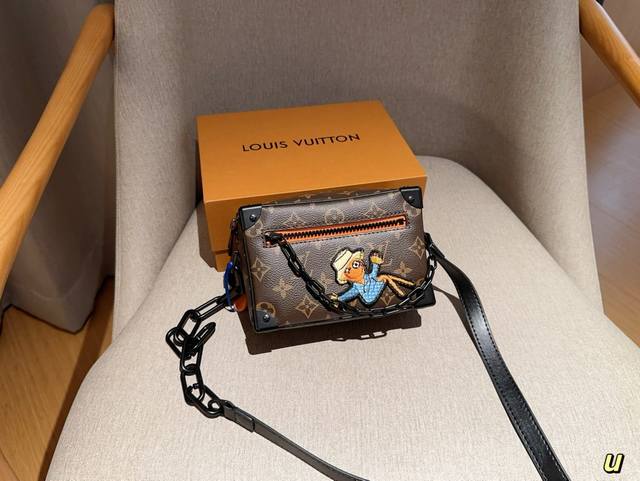 Lv 路易威登 玩偶稻草人 Mini Soft Trunk链条箱子盒子包 尺寸：18.14Cm 礼盒包装