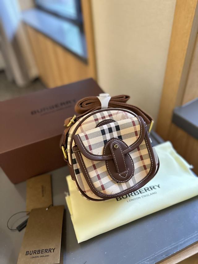 折叠礼盒 巴宝莉 Burberry 小圆蛋复古经典 这款真的是太经典啦 你们千呼万唤的款 怎么背都好看 质量超b 进口布料 Pk专柜品质 美妞必留款 趁着现货