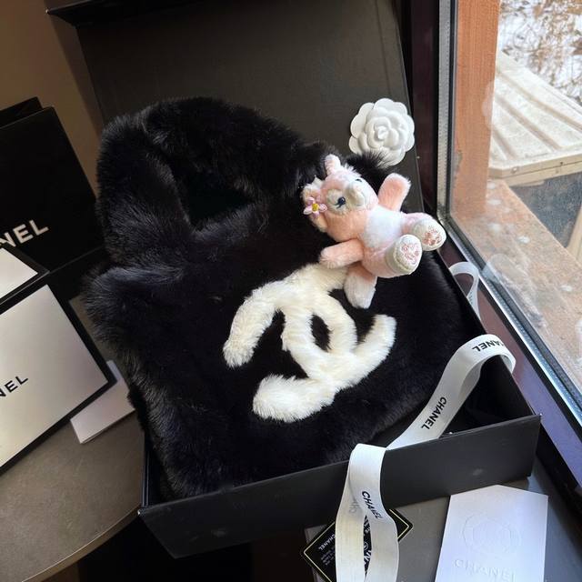 送玲娜贝儿 Chanel 毛毛包 红翻天的一款 专柜一只难求 我家原单复刻版 -今年真的太流行腋下包了 超级喜欢它简单有质感的设计，很能装而且方便啊！ 无敌时髦