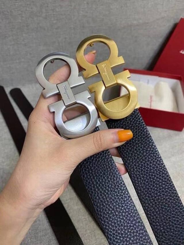 男士必入的质感腰带｜菲拉格慕 彰显气质的单品，精致8字钢扣材质亮面夹扣，金属扣视觉上设计简而不凡，触觉上舒适细腻，再配上双面头层牛皮皮质，足够简约足够精致。3.