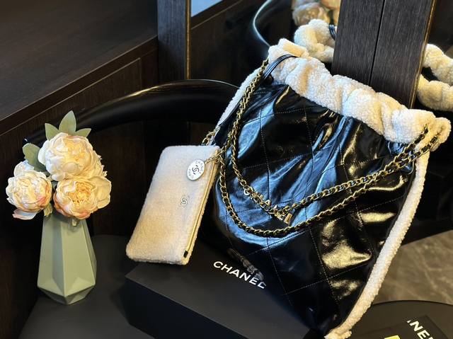 礼盒包装 香奈儿 Chanel 金币羊羔毛垃圾袋 加上毛茸茸的元素瞬间软绵绵的 一下就温柔起来了。 秋冬很适合背毛绒包！ 不仅手感很棒 还能取暖~ 软乎乎毛茸茸