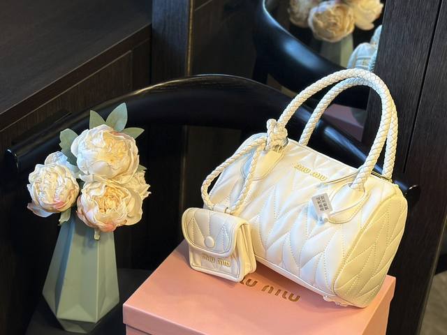 小羊皮 礼盒包装 Miumiu 新品 高级褶皱 二合一保龄球包 新size 搭配小零钱包 精致独特的设计 时尚绝美 大方且与众不同 日常 出街必入款yd! 尺寸 小羊皮 礼盒包装 Miumiu 新品 高级褶皱 二合一保龄球包 新size 搭配小零钱包 精致独特的设计 时尚绝美 大方且与众不同 日常 出街必入款yd! 尺寸