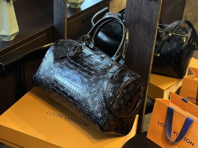 Lv 限定鳄鱼纹 提花 旅行袋 机场旅行包来咯lv专柜同款旅行包 范冰冰 杨幂 刘涛各路大牌明星同款我有自留一直在用每个摩登旅者 都要拥有一只帅气能装的旅行袋