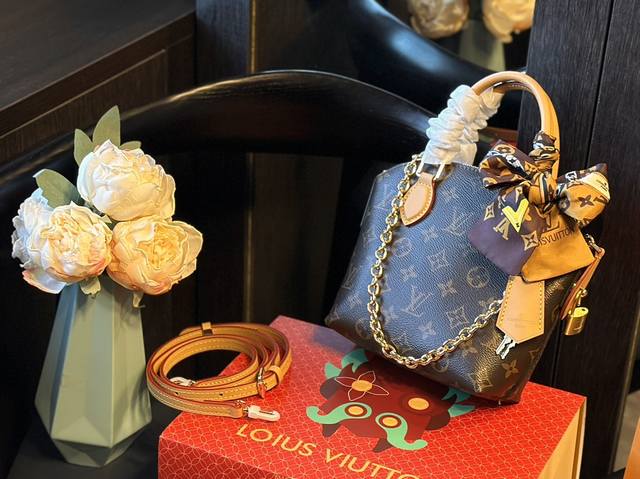 原单变 龙年限定包装 折叠礼盒 官网飞机箱 Lvlockit Bb 手袋 复古经典百搭必备！ 小大家好！今天给大家介绍的是lv的lockit Bb手 袋，这款手