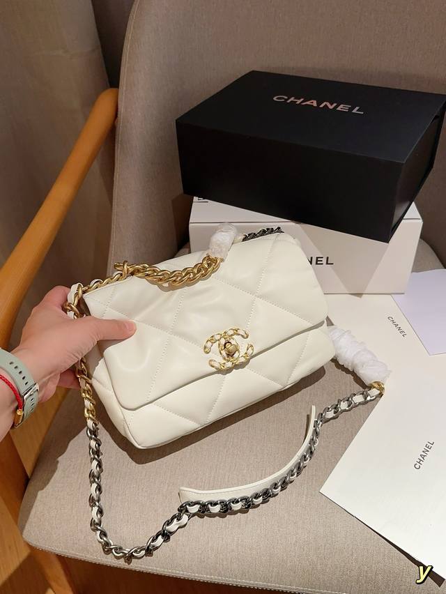 香奈儿chanel 经典chanel19Bag 香19皮质软糯 尺寸26Cm 礼盒包装飞机箱