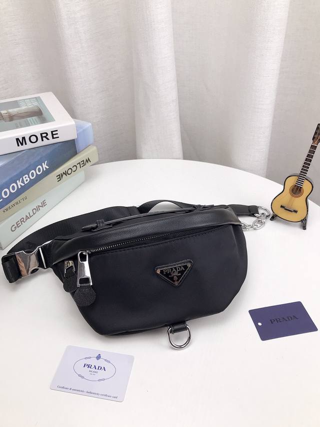 礼盒包装 普拉达prada 腰包，胸包 各路洋气美妞必入款，又是一款赚口碑的包包~实物超好看 休闲尼龙防水布包包 随意背 怎么背都好看 气质女神 洋气美妞 时尚