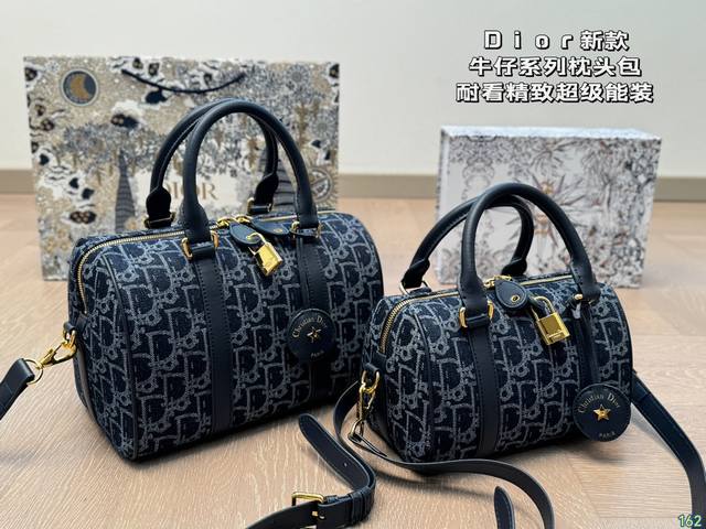 迪奥dior新款 牛仔系列枕头包 耐看精致并超级能装 容量也很可日常出街必备 尺寸25 18 21 13