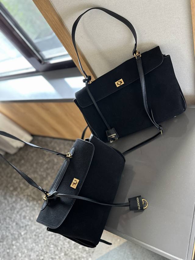 礼盒包装 巴黎世家新款rodeo大廓形包包 柔软的大廓形包包 上身慵懒感立刻get、 真的很喜欢又方便又酷的超实用大包 尺寸小号30 20 大号36 25 礼盒包装 巴黎世家新款rodeo大廓形包包 柔软的大廓形包包 上身慵懒感立刻get、 真的很喜欢又方便又酷的超实用大包 尺寸小号30 20 大号36 25