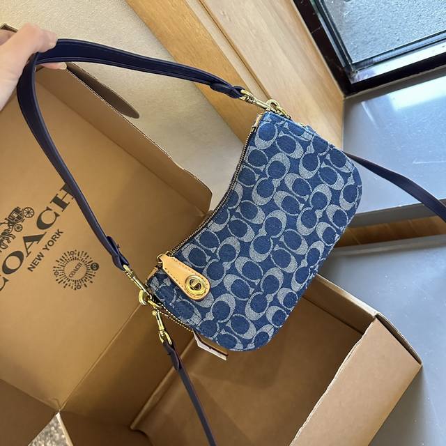 礼盒包装 Coach 蔻驰 新品 牛仔 Teri 腋下包 原单hobo包 麻将包 配小牛皮 搭配两条肩带 可单肩斜挎 百搭神器 原单牛皮 配经典双c面料 高级五