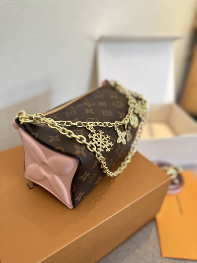 顶级芯片版 折叠礼盒包装 Lv杨桃包 没想到你是这样的杨桃包lv24 情人节限定 专柜最新上线 真的是怎么整都好看 怎么背都更有年轻感上身完全就是羽毛重量，比起