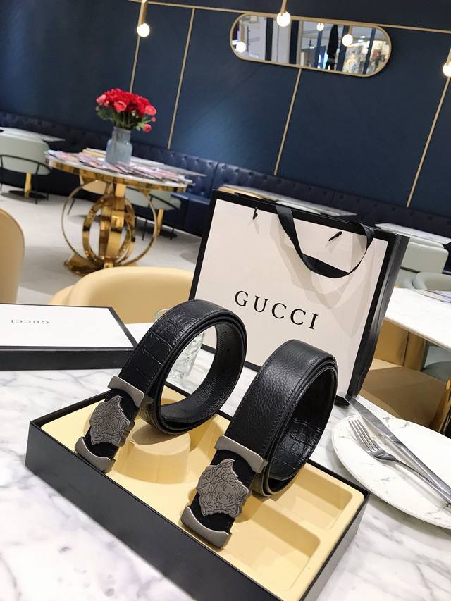 礼物首选爆款范思哲宽度：3.5Cm 新款原版搭配专柜新款扣头。时尚百搭，追求高端 原版的品质，品味的体现，休闲高大上！ Iphone实物实拍， 上身效果超好，