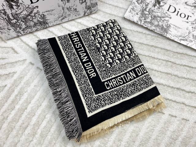 配盒 Dior 迪奥 经典款方巾 女士的福利 超温柔洋气的双面设计!! 感觉这个比以往的设计都更显年轻更显温柔更气质有木有!!感觉她能与一万件上衣匹配在一起,双 配盒 Dior 迪奥 经典款方巾 女士的福利 超温柔洋气的双面设计!! 感觉这个比以往的设计都更显年轻更显温柔更气质有木有!!感觉她能与一万件上衣匹配在一起,双