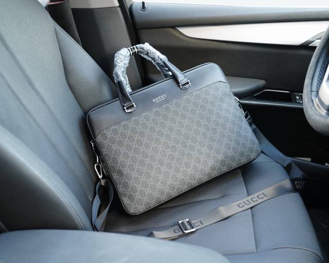 古驰 官网同步 高版本 公文斜挎手提包 独家首发 原单牛皮材质 顶级五金配件 非市面普通货 低调奢华 完全不浮夸的款式 日常又时髦 斜挎还是手提都可以 规格：3