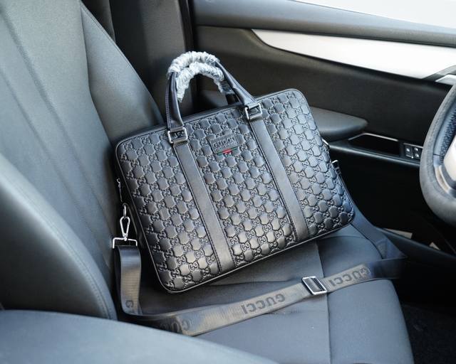 古驰 官网同步 高版本 公文斜挎手提包 独家首发 原单牛皮材质 顶级五金配件 非市面普通货 低调奢华 完全不浮夸的款式 日常又时髦 斜挎还是手提都可以 规格：3