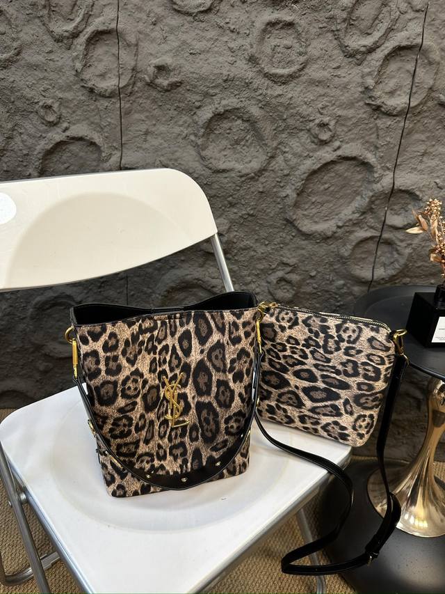 圣罗兰ysl新款hobo水桶包 今年火到爆炸腋下包水桶包 简约而别致 充满设计感 出街通勤都可 营造出慵懒随性氛围感 内里空间很大配手机包一个以实用主义回归日常