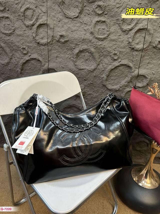 Size:42.27Cm 香奈儿chanel新款时尚大托特气场十足，任何搭配都能轻松驾驭～走线大logo，辨识度超高低调有质感，经典系列v 独特的艺术气息颜值高