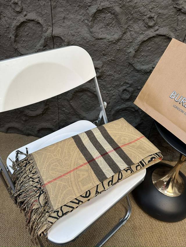 配礼盒 Size：60*185Cm 巴宝莉秋冬灰色围巾 摸着手感巨柔软 这个冬天不冷了啦！ 非常簡約羊絨圍巾 上身极为衬肤色！