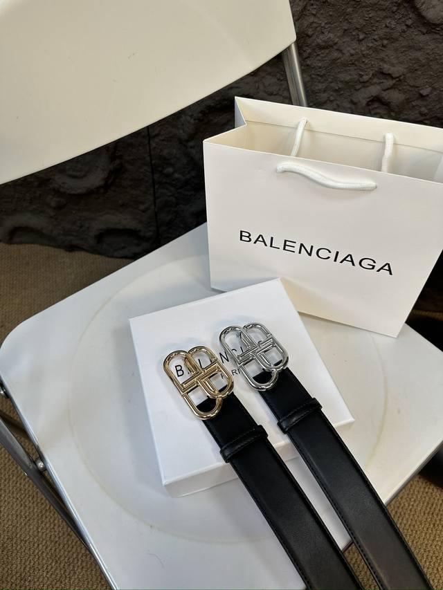 升级版 巴宝莉！！ 高版本！ 腰带 嘿哈 原单牛皮皮带～热门款 皮带里面最火的啦～质量很好 全套包装！五金绝对不褪色 皮带头和专柜一样的哦～ 配礼盒手提袋发票