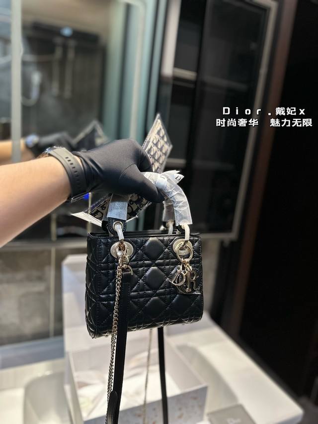 礼盒包装 Dior羊皮戴妃包 经典菱格刺绣~3格可选择 经典百搭不过时 16Cm 礼盒包装 Dior羊皮戴妃包 经典菱格刺绣~3格可选择 经典百搭不过时 16Cm