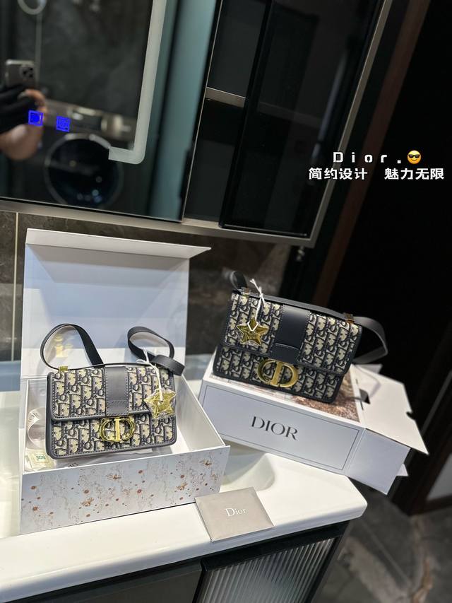 礼盒包装 五金升级为钢五金 深蓝色的牛皮搭配老花 是不是更高级啦！ D家 蒙田老花 全新升级细节size：24*20Cm 大 21*12Cm 小