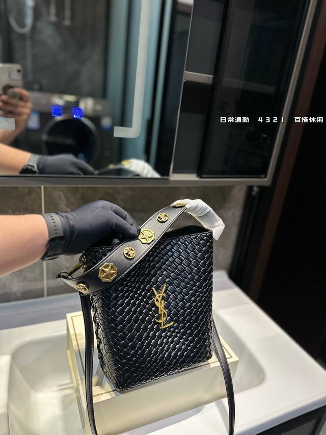 礼盒包装 Ysl新款水桶包 全方位对花 手柄的设计 比nano容量大比bb更小巧喜 欢不要错过 彩色超细纤维粘合内村，金色金属饰件，吸扣闭合k！尺寸：23