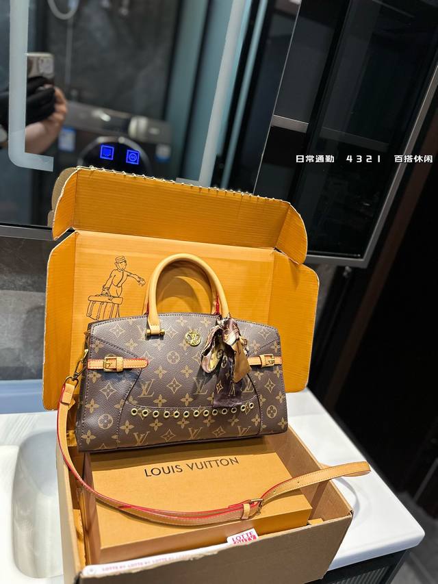 Lv旅行袋！特点是容量巨大！材质也是今年大热的流行元素 简洁的字母设计可以搭配任何颜色的服装造型！关键实用性极好！整个包又轻便又大！做妈咪包也是超时髦！无敌性价