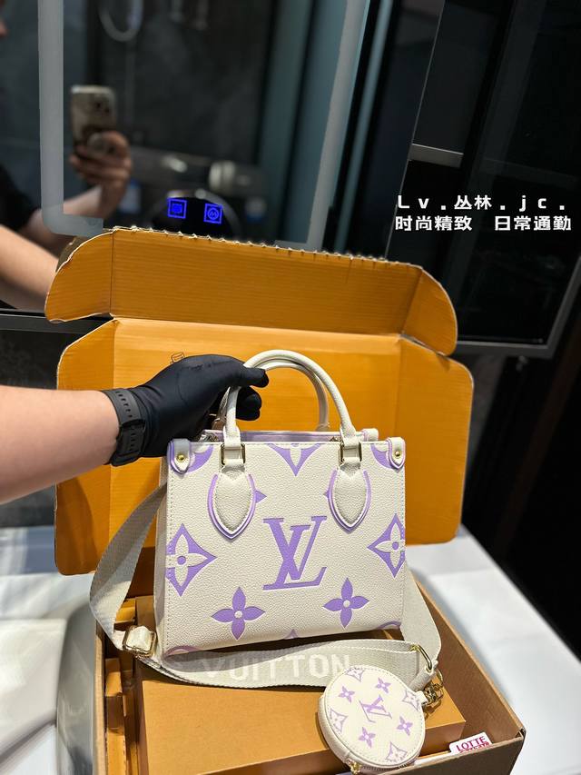 礼盒包装 Lv本款onthego 小号手袋释放monogram Empreinte压纹皮革的娴雅意味，可为当季造型注入盎然春意。充裕容量满足都市出行或商务所需，