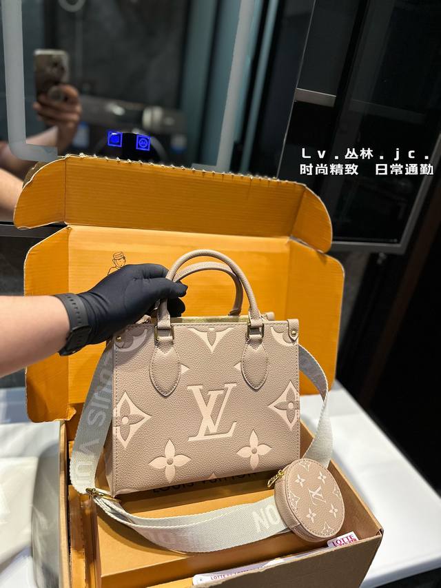 礼盒包装 Lv本款onthego 小号手袋释放monogram Empreinte压纹皮革的娴雅意味,可为当季造型注入盎然春意。充裕容量满足都市出行或商务所需, 礼盒包装 Lv本款onthego 小号手袋释放monogram Empreinte压纹皮革的娴雅意味,可为当季造型注入盎然春意。充裕容量满足都市出行或商务所需,