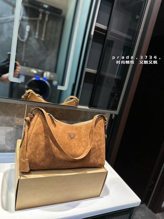 24Fw秋冬prada来啦0满眼都是高级感.高级棕色调是不是温暖又质感十足呀~简洁大方的设计既有现代感又不失经典魅力oo小仙女们赶紧备战秋款 38 25Cm