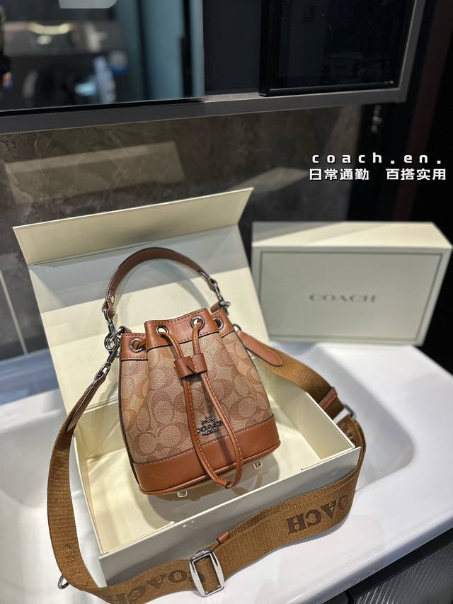 礼盒包装 Coach 迷你mini水桶包 抽绳设计开合 可手提可斜挎 一长一短两条肩带 可拆卸 尺寸 17 20Cm 太可爱啦奶呼呼的小可爱~~