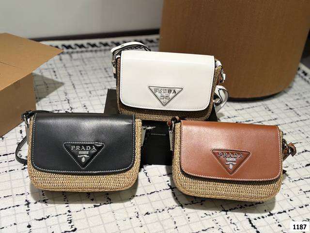 礼盒 Prada普拉达编织相机包又一个爆款 拉菲草坚韧牢固 自重非常轻 颜值又高 超级实用款尺寸：21 16