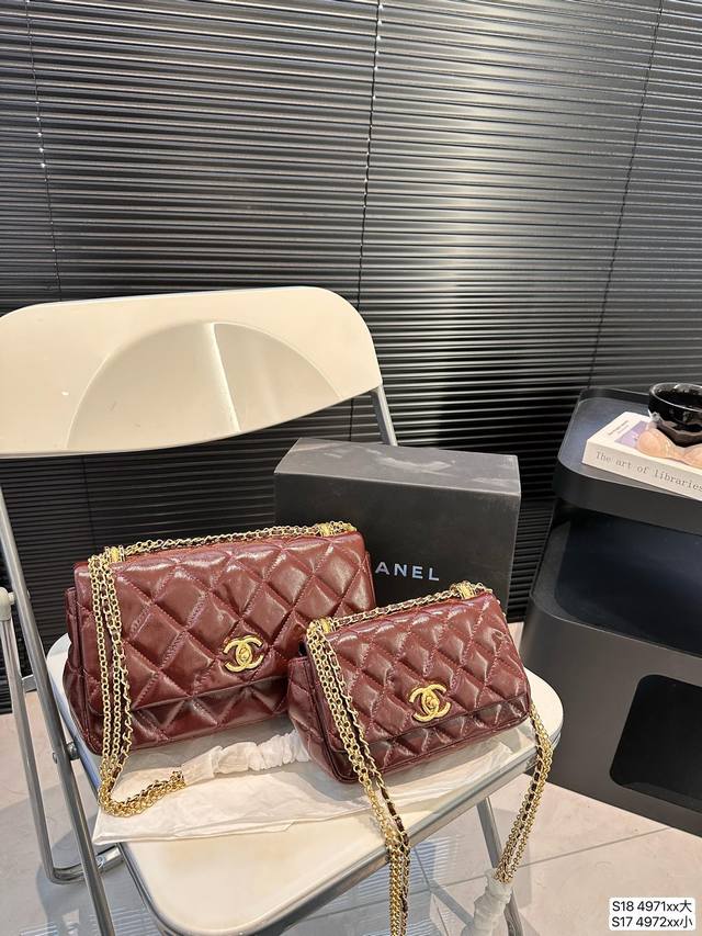 大号 小号 配折叠盒子 香奈儿链条包 时髦拿捏住啦 不显老气好好搭啊 而且貌美气质加成好高的呀~ 爱死了这份从容优雅 尺寸:大号26 15 小号18 12 货号 大号 小号 配折叠盒子 香奈儿链条包 时髦拿捏住啦 不显老气好好搭啊 而且貌美气质加成好高的呀~ 爱死了这份从容优雅 尺寸:大号26 15 小号18 12 货号