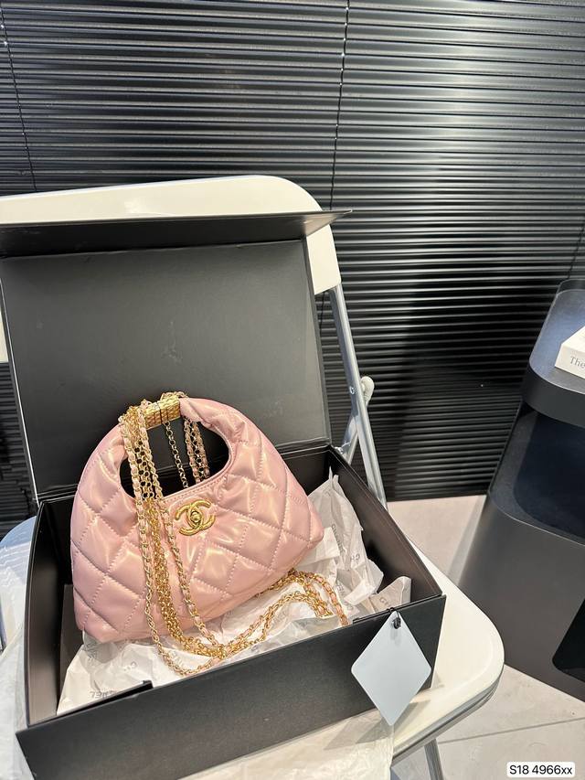 配折叠盒子 香奈儿链条包 终于等到了这只chanel 24A链条包 24A隐藏款hobo，感觉又会是一个大爆款，可休闲可正式，油蜡小羊皮，耐看又耐用手感也是非常