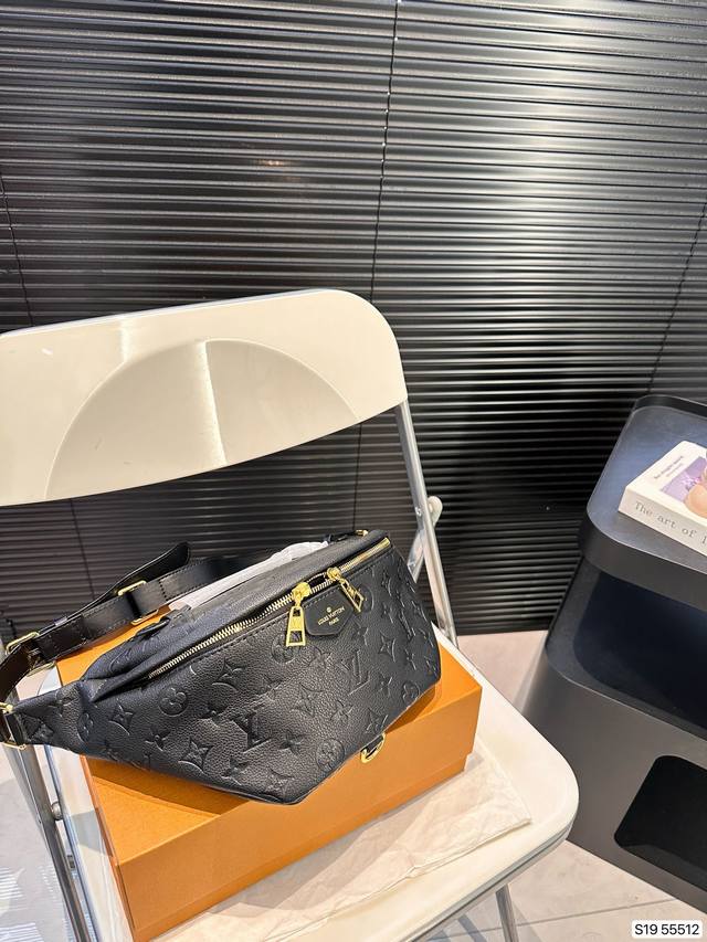 配折叠盒子 Lv 胸包腰包，配有可调节的包带，既可环于腰间，也可肩背或随性地挂在胸前。正面和背面配有拉链口袋，方便存取 手机、卡片和钥匙。尺寸：26 17 货号