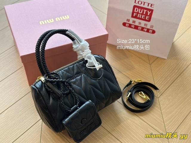 配盒 Miumiu 波士顿枕头包 谬谬女孩看过来真的太多宝宝种草可爱与容量的兼备软软糯糯这款包包了配有肩带，手提肩背都ok.23*15Cm