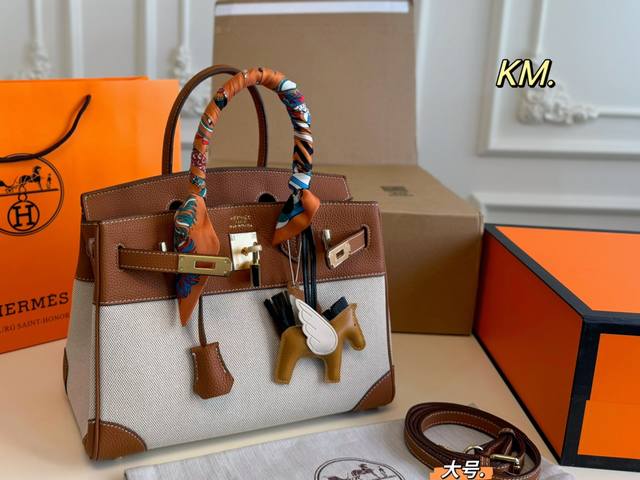 大号 折叠盒飞机盒 Size:30×22大号 Hermes 爱马仕新款帆布birkin铂金包 外缝线干净利落,玫瑰金扣精美别致! 帆布拼皮设计,高级感十足 开口 大号 折叠盒飞机盒 Size:30×22大号 Hermes 爱马仕新款帆布birkin铂金包 外缝线干净利落,玫瑰金扣精美别致! 帆布拼皮设计,高级感十足 开口