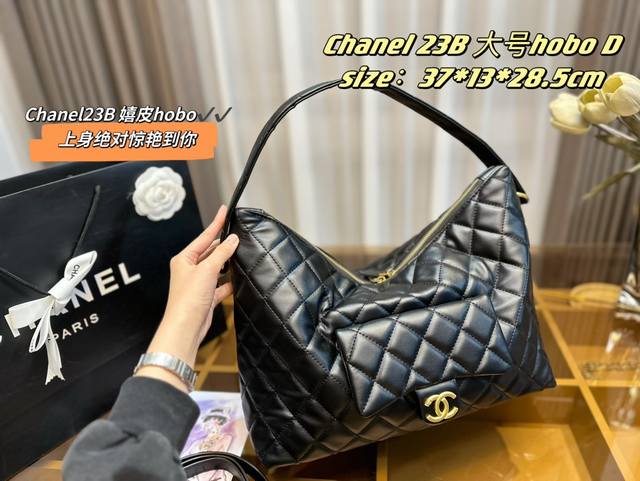 配盒子 Chanel大包谁懂啊 嬉皮笑脸包 23B Hobo 还是大号 Chanel的大包我真的太爱了 这只包我觉得很特别的是肩带 不是链条不是穿皮链 就是一条 配盒子 Chanel大包谁懂啊 嬉皮笑脸包 23B Hobo 还是大号 Chanel的大包我真的太爱了 这只包我觉得很特别的是肩带 不是链条不是穿皮链 就是一条